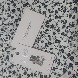 Kids Denim & Flower button-down dress shirt in Size 5/6. White with blue flowers